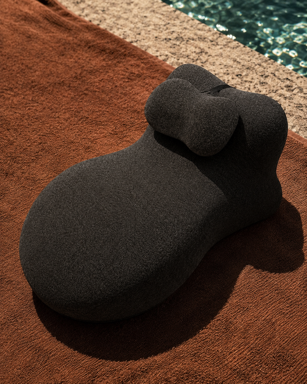 Amoret pillow poolside